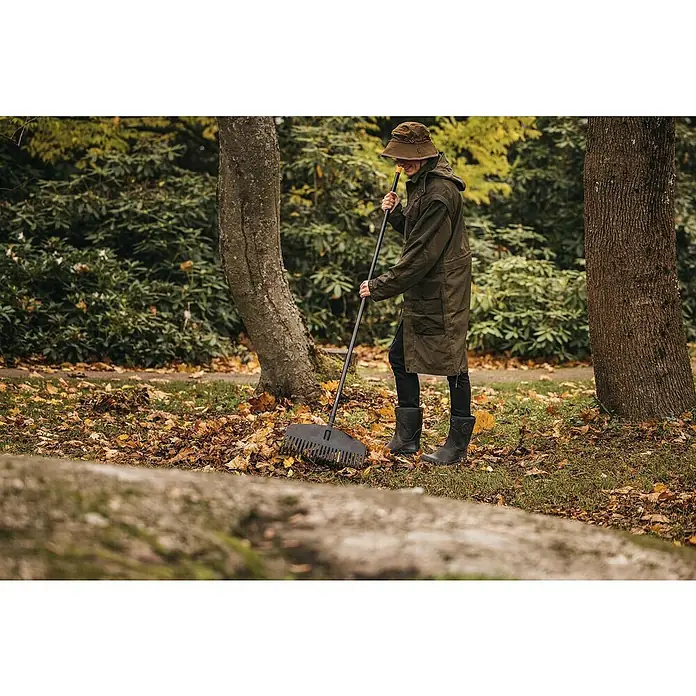 Fiskars Solid Fächerbesen M - Arbeitsbreite: 41 cm - Anwendungsbeispiel