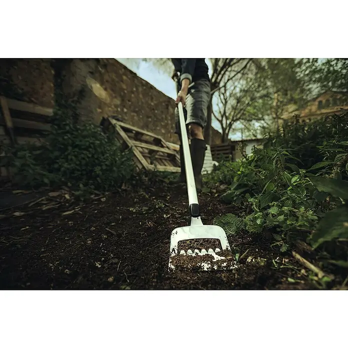 Fiskars Xact Jäter - Arbeitsbreite: 13,5 cm, Gezahntes Blatt - Anwendungsbeispiel