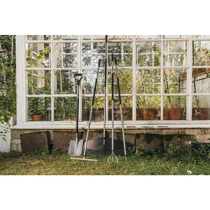 Fiskars Ergonomic Gartenrechen - Arbeitsbreite: 36 cm, Langstiel - Stimmungsaufnahme