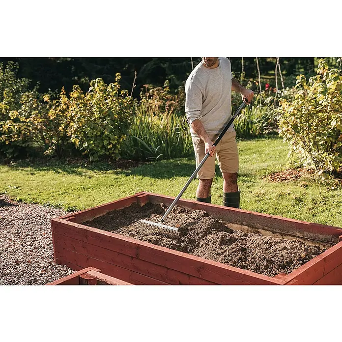 Fiskars Ergonomic Gartenrechen - Arbeitsbreite: 36 cm, Langstiel - Anwendungsbeispiel