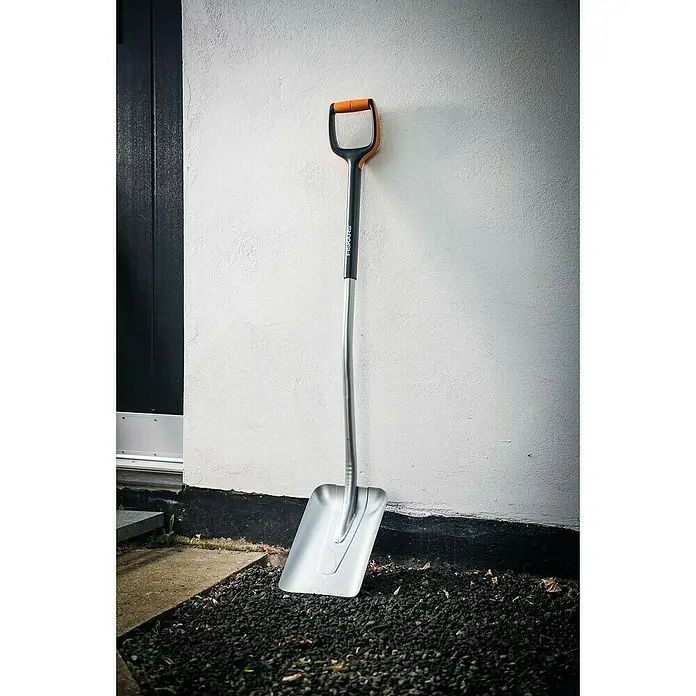 Fiskars Xact Schaufel - Breite: 23 cm, Schwarz/Orange - Stimmungsaufnahme