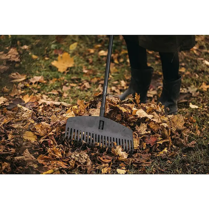 Fiskars Solid Fächerbesen M - Arbeitsbreite: 41 cm - Anwendungsbeispiel