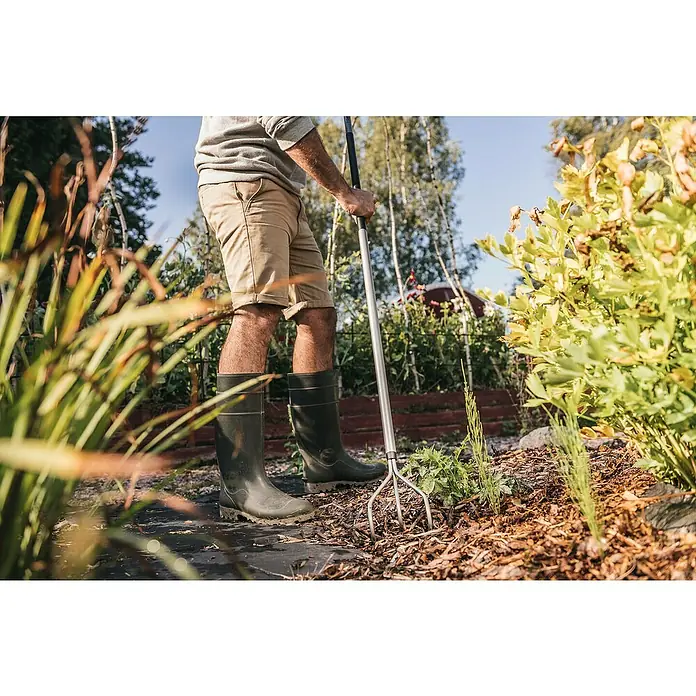 Fiskars Ergonomic Grubber - Arbeitsbreite: 12 cm - Anwendungsbeispiel