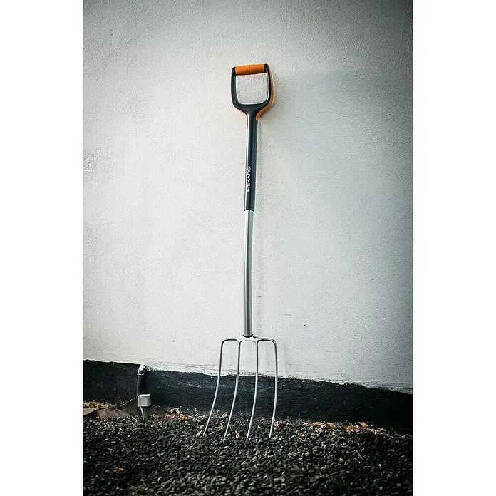 Fiskars Xact Dunggabel - Arbeitsbreite: 18,5 cm, Anzahl Zinken: 4, Langstiel - Stimmungsaufnahme