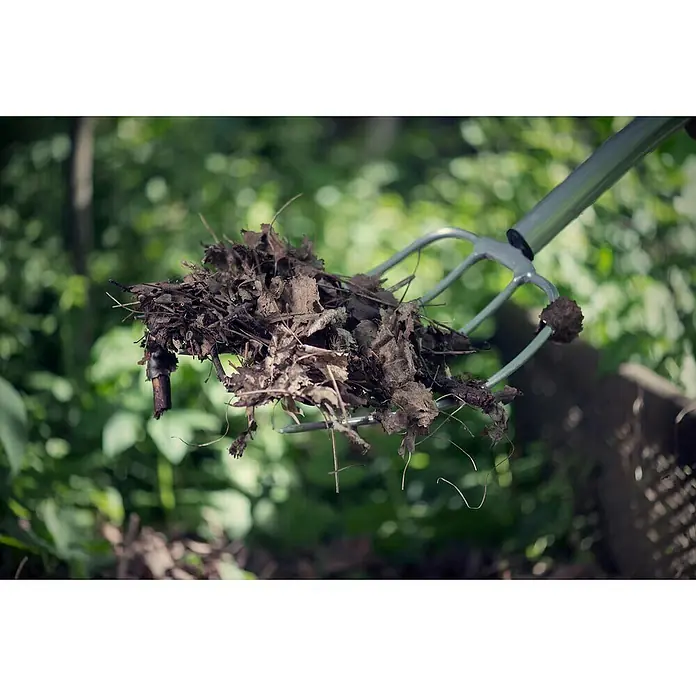 Fiskars Xact Dunggabel - Arbeitsbreite: 18,5 cm, Anzahl Zinken: 4, Langstiel - Anwendungsbeispiel