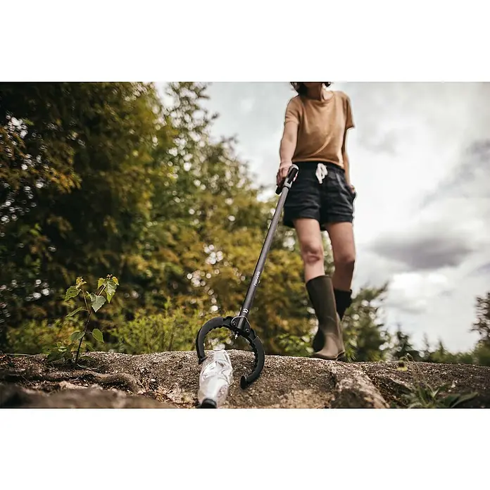 Fiskars Solid Greifer - Länge: 87,5 cm - Anwendungsbeispiel