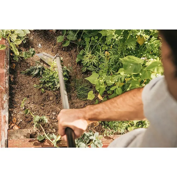 Fiskars Ergonomic Gartenhacke - Arbeitsbreite: 18,5 cm, Langstiel - Anwendungsbeispiel