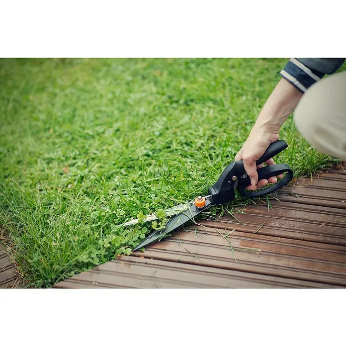 Fiskars Smartfit Rasenkantenschere GS40 - Länge: 35,5 cm - Anwendungsbeispiel