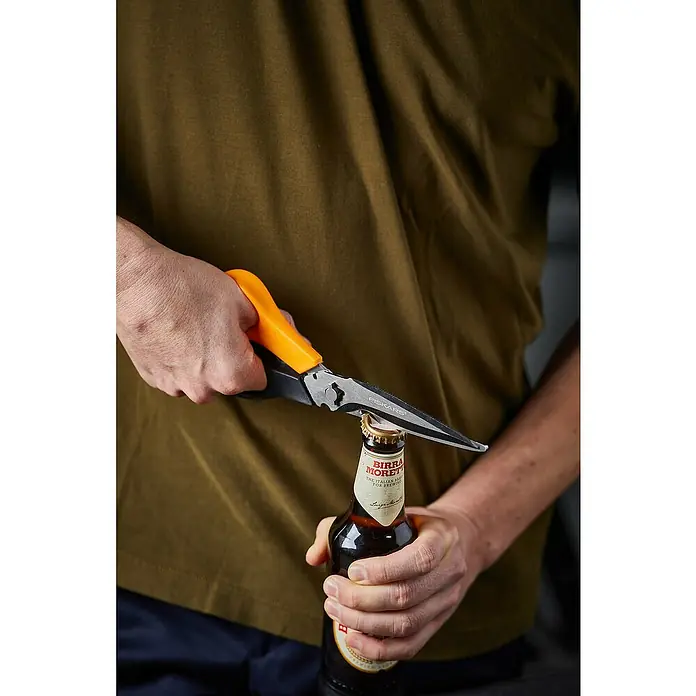 Fiskars Solid Mehrzweck-Schere Cut + More SP341 - Länge: 23 cm - Anwendungsbeispiel