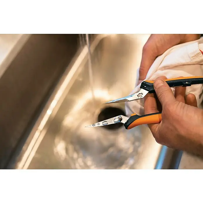 Fiskars Solid Gartenschere Micro-Tip SP160 - Gebogen, Länge: 17,1 cm - Anwendungsbeispiel