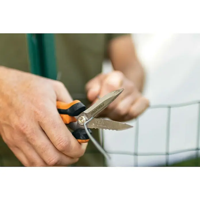 Fiskars Solid Mehrzweck-Schere SP320 - Länge: 20,6 cm - Anwendungsbeispiel