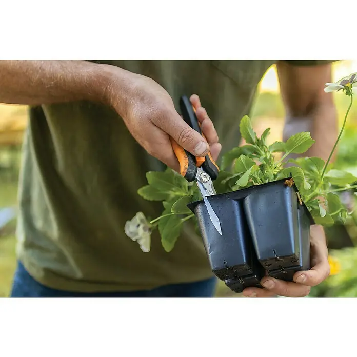 Fiskars Solid Mehrzweck-Schere SP320 - Länge: 20,6 cm - Anwendungsbeispiel