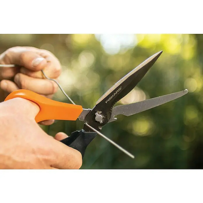 Fiskars Solid Mehrzweck-Schere Cut + More SP341 - Länge: 23 cm - Anwendungsbeispiel