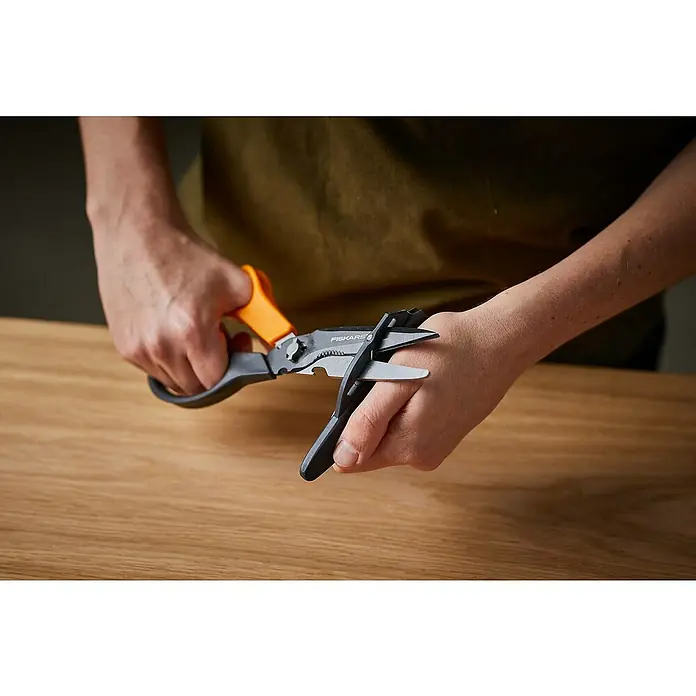 Fiskars Solid Mehrzweck-Schere Cut + More SP341 - Länge: 23 cm - Anwendungsbeispiel