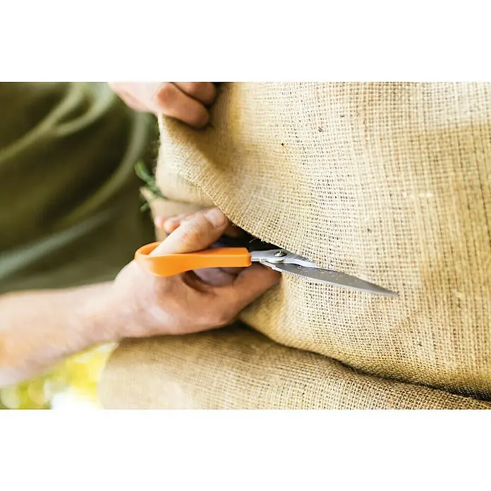 Fiskars Solid Mehrzweck-Schere Cut + More SP341 - Länge: 23 cm - Anwendungsbeispiel