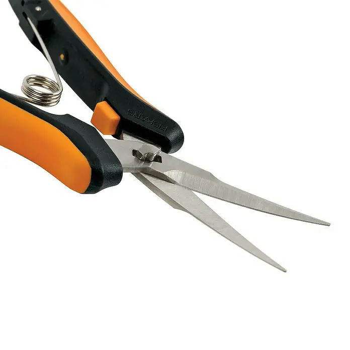 Fiskars Solid Gartenschere Micro-Tip SP160 - Gebogen, Länge: 17,1 cm - Detailaufnahme