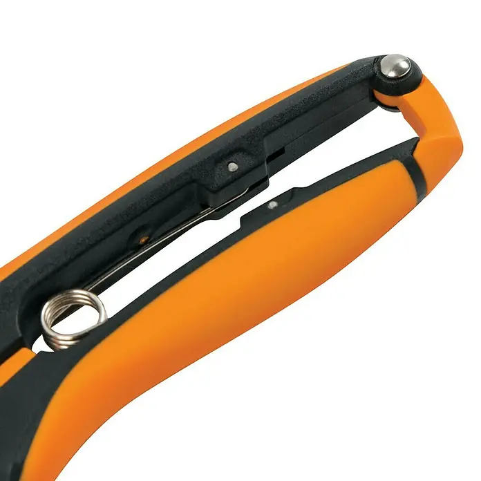 Fiskars Solid Gartenschere Micro-Tip SP160 - Gebogen, Länge: 17,1 cm - Detailaufnahme