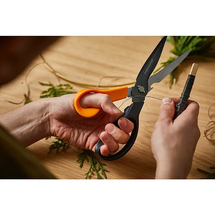 Fiskars Solid Mehrzweck-Schere Cut + More SP341 - Länge: 23 cm - Anwendungsbeispiel