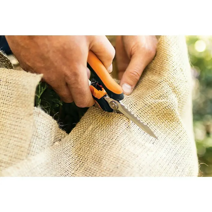 Fiskars Solid Mehrzweck-Schere SP320 - Länge: 20,6 cm - Anwendungsbeispiel