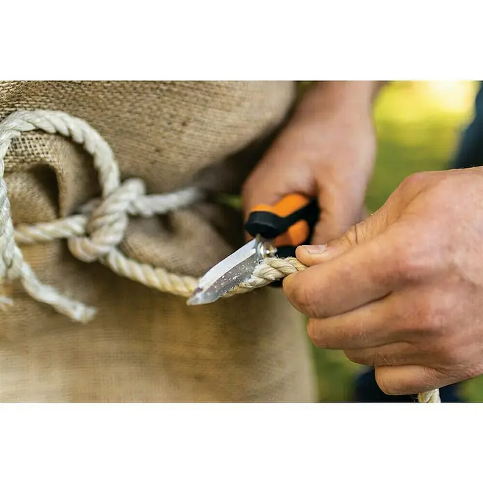 Fiskars Solid Mehrzweck-Schere SP320 - Länge: 20,6 cm - Anwendungsbeispiel