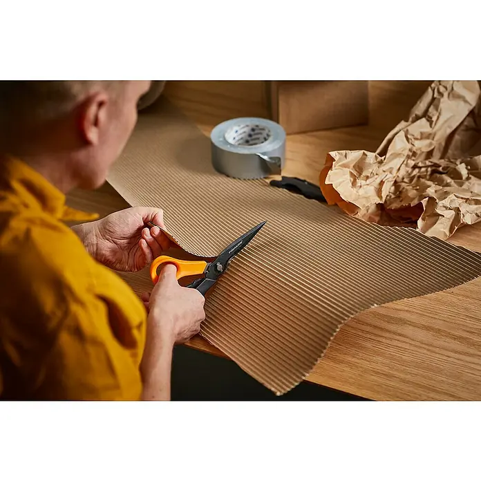 Fiskars Solid Mehrzweck-Schere Cut + More SP341 - Länge: 23 cm - Anwendungsbeispiel