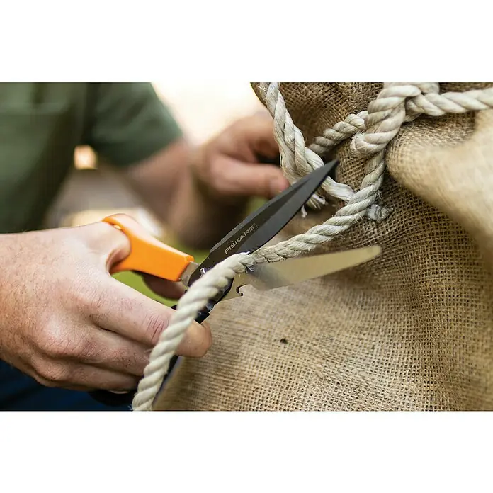 Fiskars Solid Mehrzweck-Schere Cut + More SP341 - Länge: 23 cm - Anwendungsbeispiel
