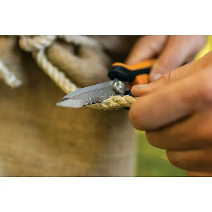 Fiskars Solid Mehrzweck-Schere SP320 - Länge: 20,6 cm - Anwendungsbeispiel
