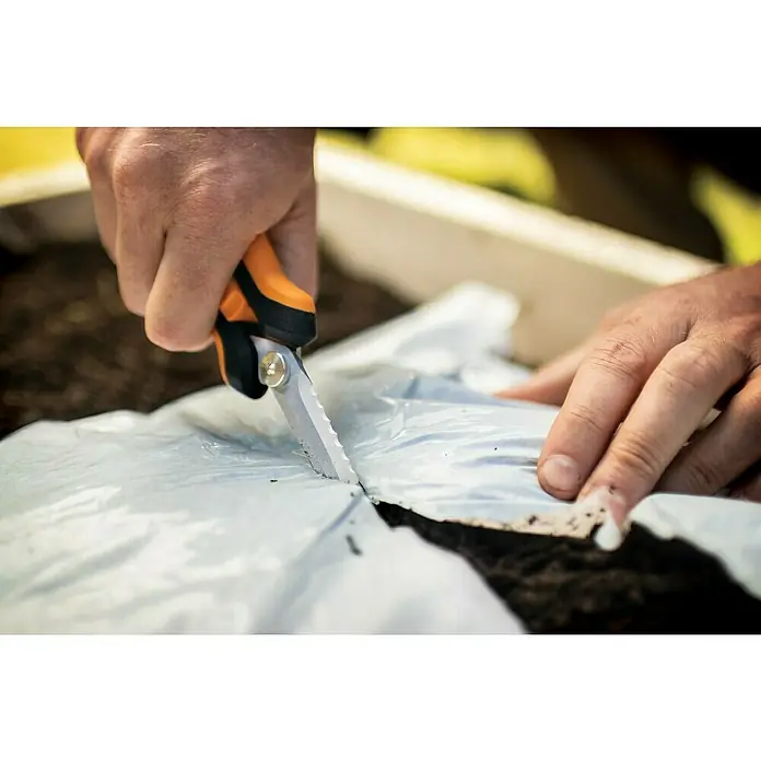 Fiskars Solid Mehrzweck-Schere SP320 - Länge: 20,6 cm - Anwendungsbeispiel