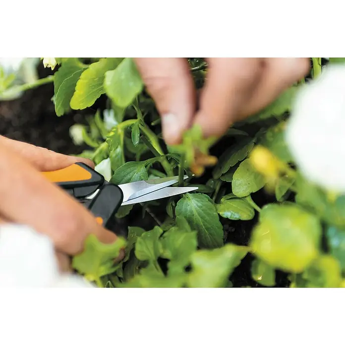 Fiskars Solid Gartenschere Microtip SP 130 - Länge: 21,5 cm - Anwendungsbeispiel