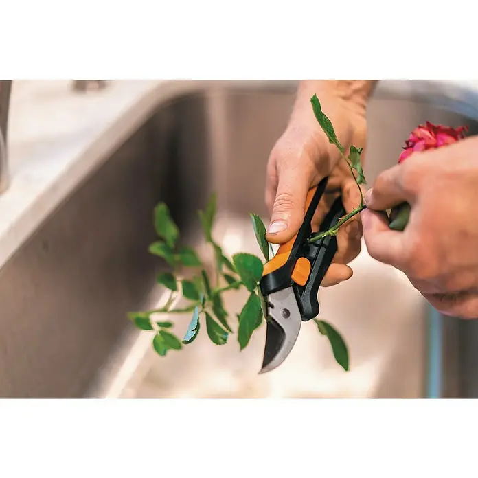 Fiskars Gartenschere SP 141 - Länge: 18,5 cm - Anwendungsbeispiel
