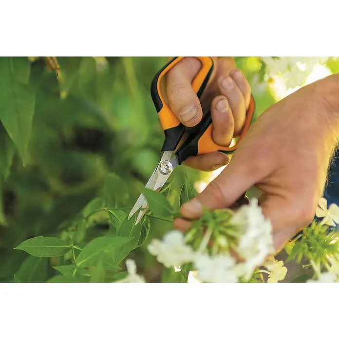 Fiskars Solid Gartenschere SP 150 - Länge: 24 cm - Anwendungsbeispiel