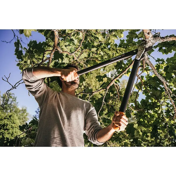 Fiskars PowerGear Getriebe-Astschere L77 - Amboss, Max. Aststärke: 50 mm - Anwendungsbeispiel