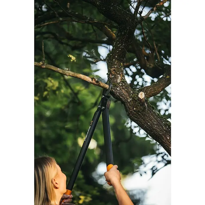 Fiskars PowerGear Škare za orezivanje - Bypass, Maksimalna debljina grane: 50 mm - Proizvod u upotrebi