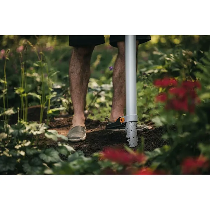 Fiskars Xact Hand-Blumenzwiebelpflanzer - Länge: 105 cm - Anwendungsbeispiel