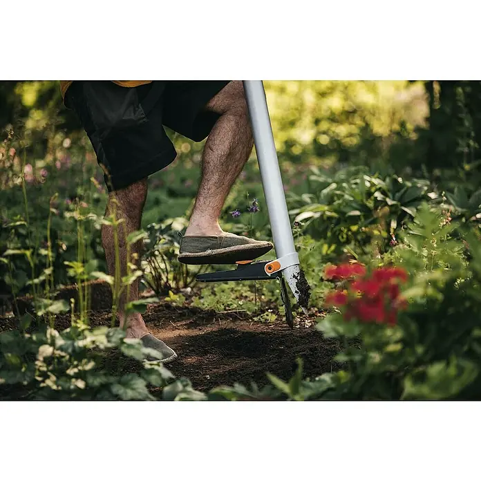 Fiskars Xact Hand-Blumenzwiebelpflanzer - Länge: 105 cm - Anwendungsbeispiel