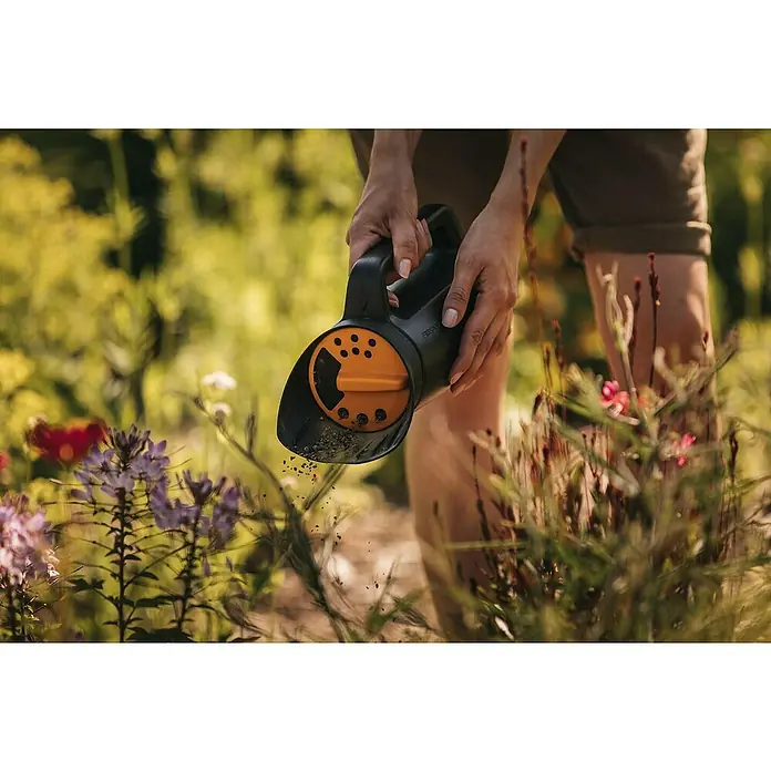 Fiskars Solid Handstreuer - 2 l - Anwendungsbeispiel
