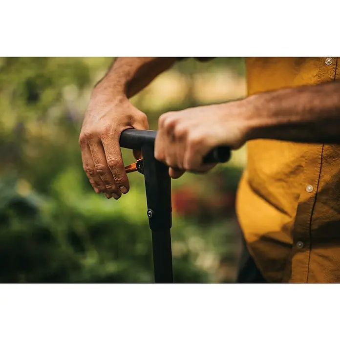 Fiskars Hand-Blumenzwiebelpflanzer - Länge: 100 cm - Anwendungsbeispiel