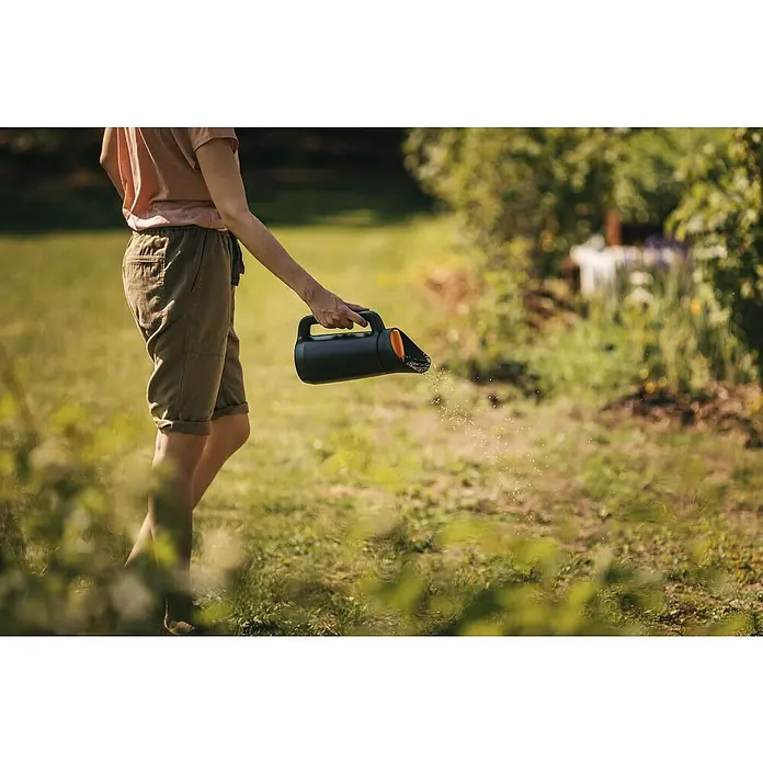 Fiskars Solid Handstreuer - 2 l - Anwendungsbeispiel