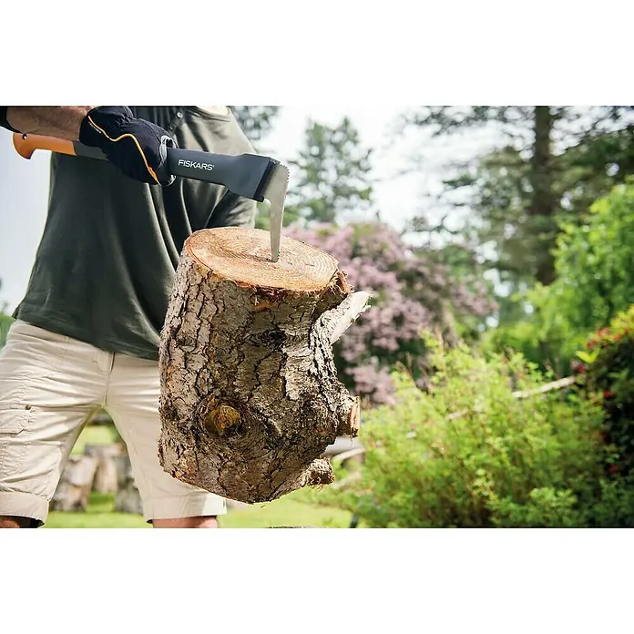 Fiskars Sappie XA22 - Länge: 78 cm - Anwendungsbeispiel