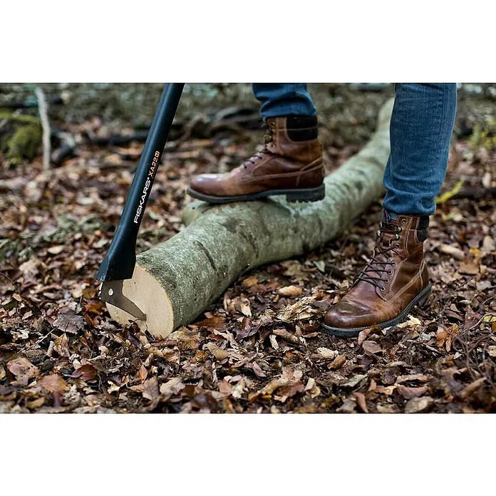 Fiskars Sappie XA22 - Länge: 78 cm - Anwendungsbeispiel