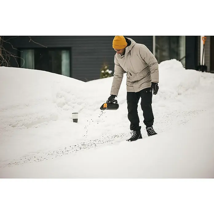 Fiskars Solid Handstreuer - 2 l - Anwendungsbeispiel