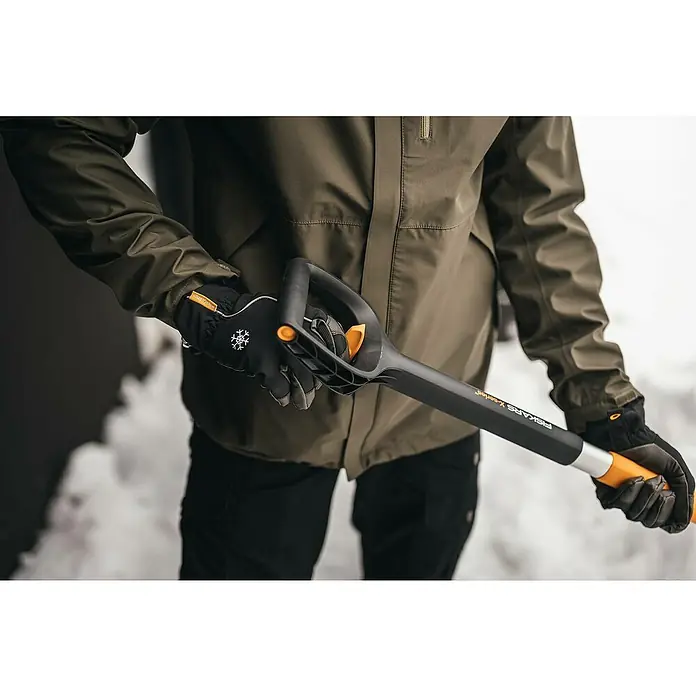 Fiskars X-series Schneeschaufel - Breite: 36,2 cm, Teleskopstiel - Anwendungsbeispiel