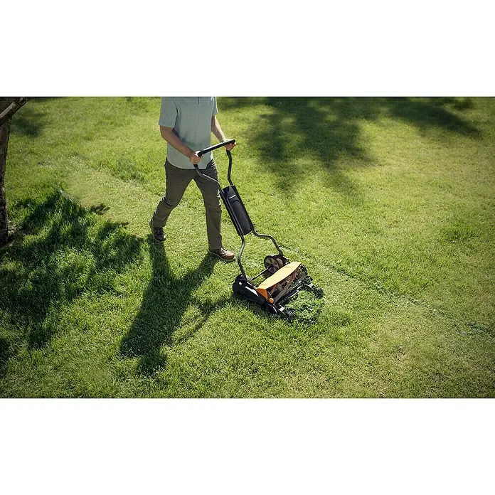 Fiskars Spindelmäher StaySharp Max -  - Anwendungsbeispiel