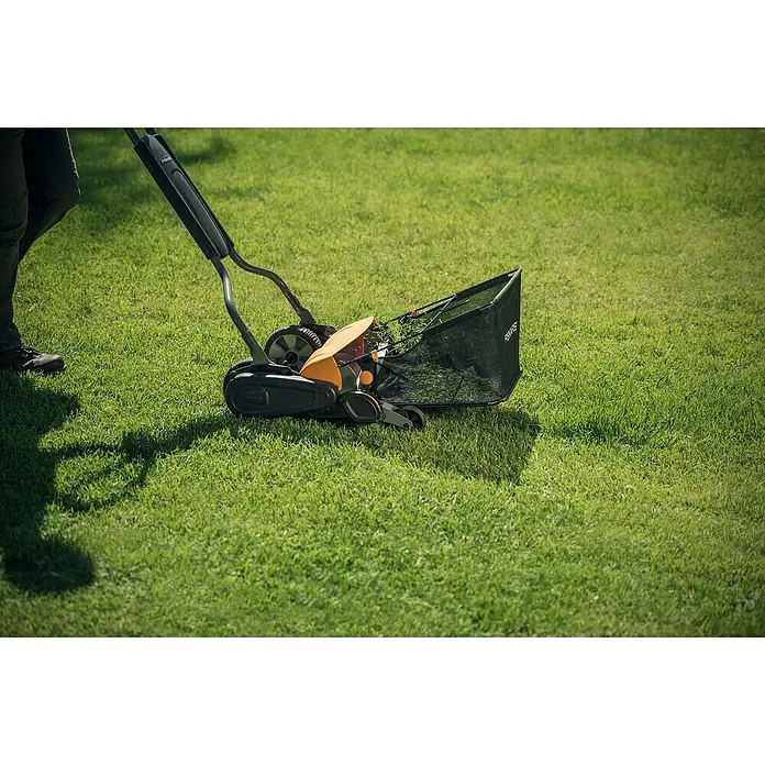 Fiskars Spindelmäher StaySharp Max -  - Anwendungsbeispiel