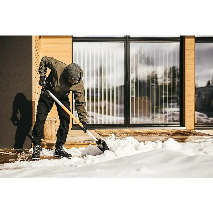 Fiskars X-series Schneeschieber mit Aufbug - Breite: 53 cm - Anwendungsbeispiel