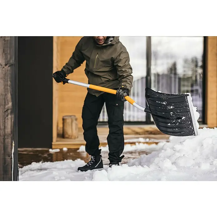 Fiskars X-series Schneeschieber - Breite: 53 cm, Ergostiel - Anwendungsbeispiel