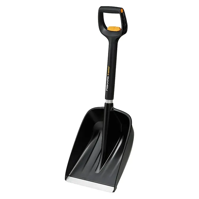 Fiskars X-series Schneeschaufel - Breite: 29 cm, Teleskopstiel - Diagonale Ansicht