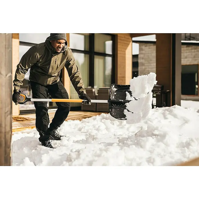 Fiskars X-series Schneeschieber mit Aufbug - Breite: 53 cm - Anwendungsbeispiel