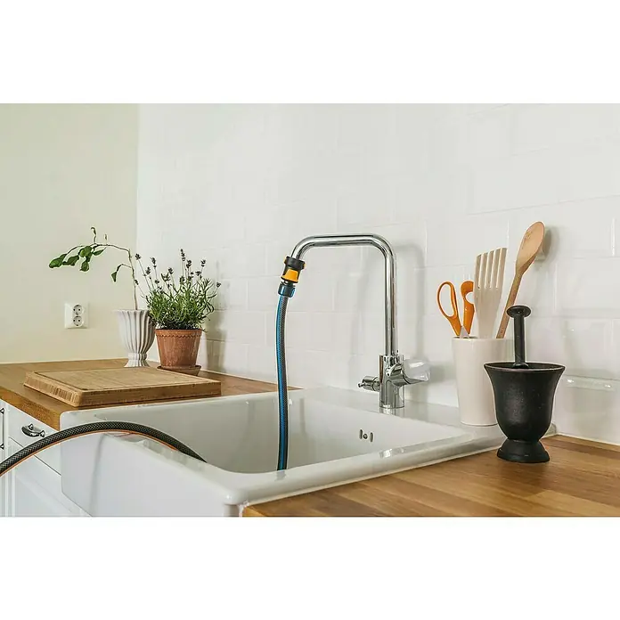 Fiskars FiberComp Hahnverbinder - Gewindegröße Wasserhahn: M 22 x 1 - Stimmungsaufnahme