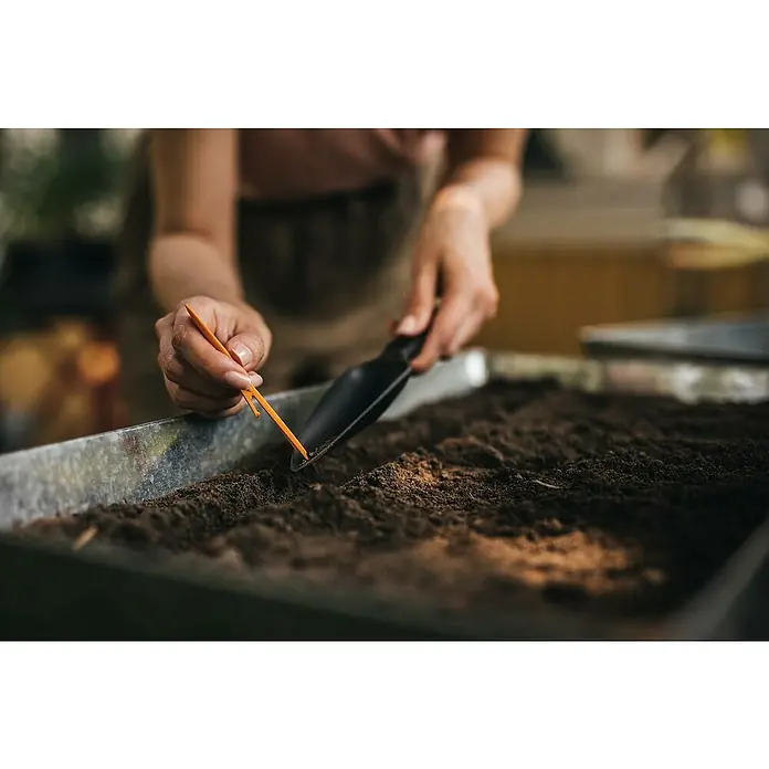 Fiskars Solid Pflanzkelle Saatgut - 29,8 cm - Anwendungsbeispiel